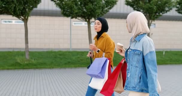 Δύο Μουσουλμάνες Στιλάτες Γυναίκες Μαντίλες Περπατούν Εξωτερικούς Χώρους Μιλώντας Και — Αρχείο Βίντεο