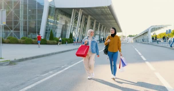 Två Muslimska Stilfulla Kvinnor Slöja Går Utomhus Och Pratar Och — Stockvideo
