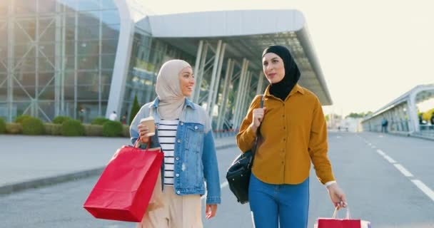 Мусульманские Стильные Счастливые Женщины Платках Гуляющие Открытым Небом Разговаривающие Кофе — стоковое видео