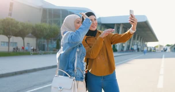 Νέοι Άραβες Αρκετά Χαρούμενες Γυναίκες Παραδοσιακά Hijabs Χαμογελώντας Κουνώντας Χέρι — Αρχείο Βίντεο