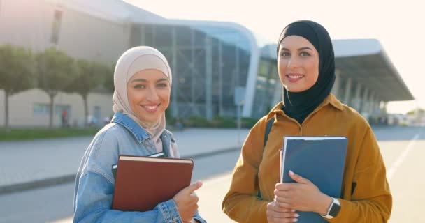 Portret Młodych Arabskich Pięknych Kobiet Chustkach Uśmiechających Się Trzymających Podręczniki — Wideo stockowe