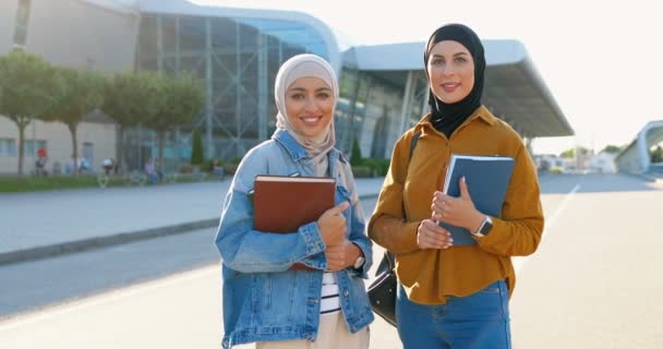 Retrato Mujeres Jóvenes Árabes Hermosas Pañuelos Para Cabeza Sonriendo Sosteniendo — Vídeos de Stock