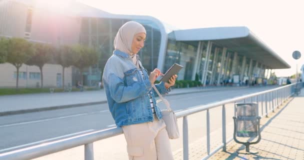 Νέοι Μουσουλμάνοι Αρκετά Χαρούμενη Γυναίκα Στην Παραδοσιακή Μαντίλα Χρησιμοποιώντας Συσκευή — Αρχείο Βίντεο