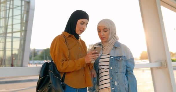 Due Belle Donne Arabe Con Velo Piedi All Aperto Guardare — Video Stock