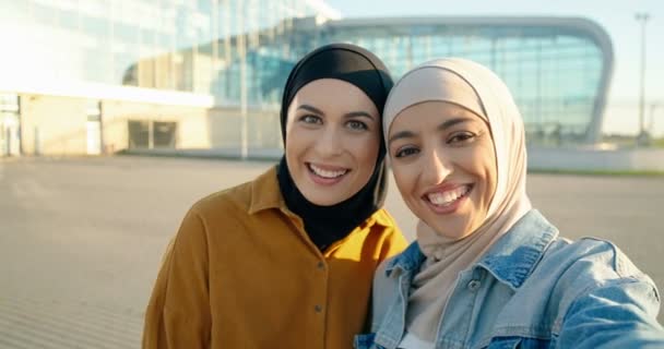 Pov Jóvenes Musulmanas Alegres Hermosas Mujeres Pañuelos Tradicionales Hablando Través — Vídeos de Stock