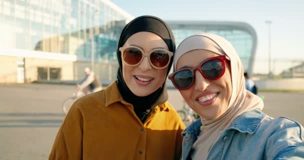 Pov Jóvenes Musulmanas Hermosas Mujeres Gafas Sol Pañuelos Para Cabeza — Vídeos de Stock