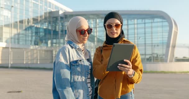 Mujeres Bonitas Árabes Con Pañuelos Cabeza Paradas Aire Libre Aeropuerto — Vídeos de Stock