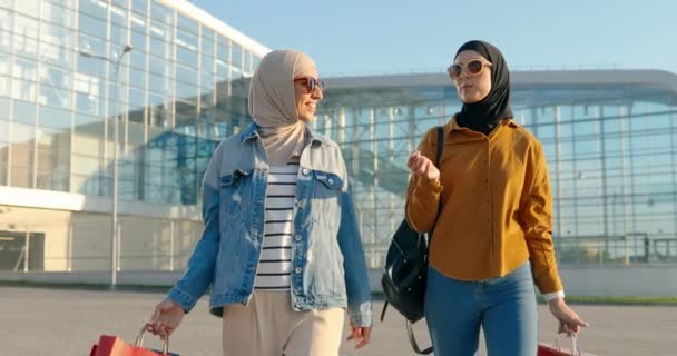 Två Muslimska Stilfulla Kvinnor Slöja Går Aeroport Och Pratar Och — Stockvideo