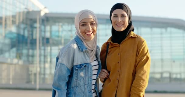 Портрет Двох Молодих Арабських Красивих Жінок Традиційних Головних Уборах Посміхається — стокове відео