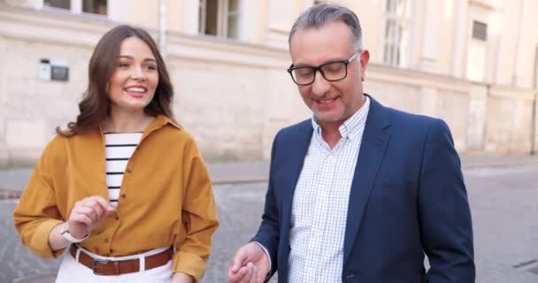 Kaukasiske Gråhårede Far Briller Byens Centrum Med Voksen Smuk Datter – Stock-video