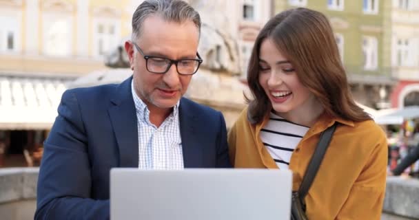 Hombre Guapo Mediana Edad Gafas Sentadas Fuente Con Una Chica — Vídeo de stock