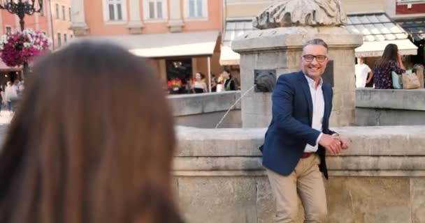 Bonito Pai Caucasiano Meia Idade Esperando Filha Feliz Adulto Praça — Vídeo de Stock