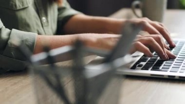 Dizüstü bilgisayarda yazan güzel kadın ellerini kapat. Modern elektronik cihazlarla çalışma kavramı.