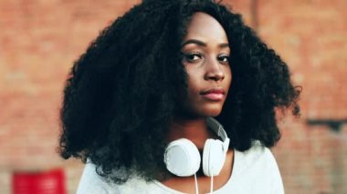 Afro-Amerikan bir kadının üzgün duygularını gösteren portresini yakından çek. Hayal kırıklığına uğramış kız kameraya bakıyor..