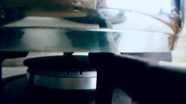 mavi bir alev üstünde, mutfak yakından görmek potu ile ağır çekimde pişirme içine tutuşabilme üst brülör soba