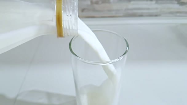Свежее Белое Молоко Наливается Питьевой Стакан Кухонном Фоне Съемки Замедленным — стоковое видео