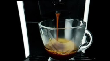 köpük kahve mocha maker Makina, kahvaltı başlangıç kavram şeffaf bir fincan kahve ile kullanarak ağır çekimde gidin yola çıkıp sıcak İtalyan kahvesi arabica kahve moka makineyle