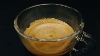 köpük kahve mocha maker Makina, kahvaltı başlangıç kavram şeffaf bir fincan kahve ile kullanarak ağır çekimde gidin yola çıkıp sıcak İtalyan kahvesi arabica kahve moka makineyle