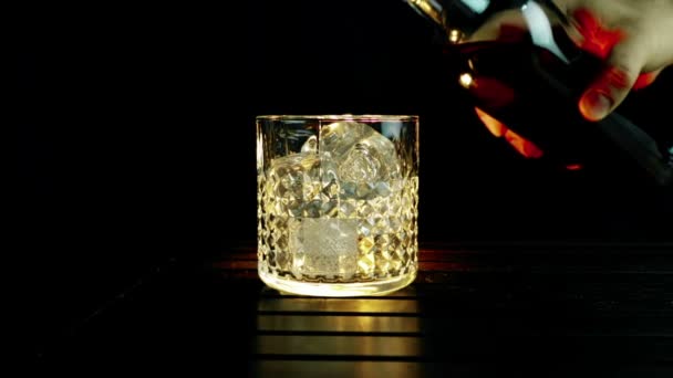 Barman Verter Whisky Vaso Con Cubitos Hielo Mesa Madera Fondo — Vídeos de Stock