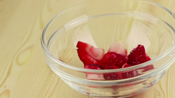 Άνθρωπος Χρησιμοποιεί Κουτάλι Για Εισαγωγή Υγιή Φράουλες Στο Διαφανές Κύπελλο — Αρχείο Βίντεο