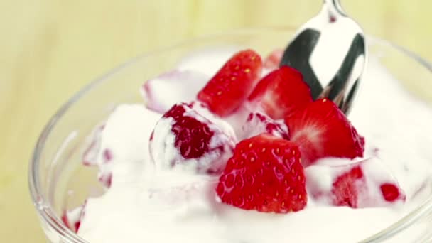 Hombre Utilizar Cuchara Para Comer Fresas Saludables Taza Transparente Con — Vídeo de stock