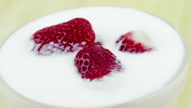 Sağlıklı çilek beyaz yoğurt, sağlıklı meyve gıda beslenme, dolly kamera hareketi kavramı ile şeffaf Kupası