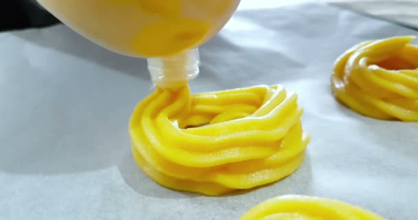 Femme Prépare Délicieux Desserts Crème Appelé Zeppole Saint Joseph Utiliser — Video