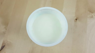 ahşap masa, sağlıklı gıda beslenme kavramı üzerinde beyaz yoğurt düşme sağlıklı çilek