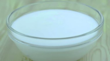 adam şeffaf Kupası'nda, INSERT sağlıklı çilek için hazır sağlıklı meyve gıda beslenme kavramı yoğurt yemek kaşığı kullanın