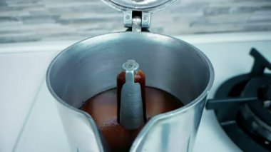 köpük kahve bir fincan kahve mocha maker Makina, kahvaltı başlangıç kavramı kullanarak ağır çekimde gidin yola çıkıp sıcak İtalyan kahvesi arabica ile eski retro kahve moka