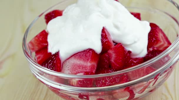 Donna Coprire Fragole Sane Con Yogurt Bianco Nella Tazza Trasparente — Video Stock