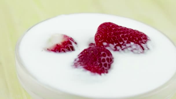 透明なカップと白いヨーグルト 健康的なフルーツ食品の栄養 ドーリー カメラの動きの概念で健全なイチゴ — ストック動画