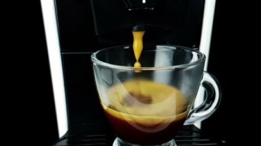 köpük kahve mocha maker Makina, kahvaltı başlangıç kavram şeffaf bir fincan kahve ile kullanarak ağır çekimde gidin yola çıkıp sıcak İtalyan kahvesi arabica kahve moka makineyle