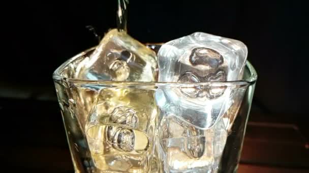 Barman Verter Whisky Vaso Con Cubitos Hielo Mesa Madera Fondo — Vídeos de Stock