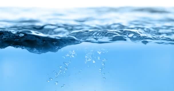 kék hullám vízzel buborékok az akváriumban, fehér háttér, lassú mozgás, fogalmának tiszta és tisztaság