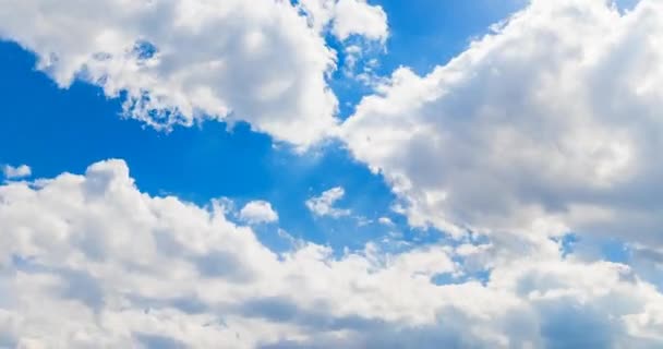 Lazo Nubes Blancas Sobre Cielo Azul Movimiento Lapso Tiempo Concepto — Vídeo de stock