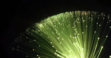 çok renkli mavi büyüyen grup ile gelen detayını fade optik lifler siyah arka plan, metin, yüksek hızlı internet bağlantısı için hızlı ışık sinyali için yer etkisi