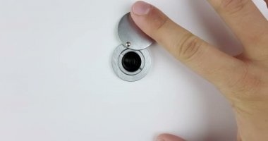 adam kapı ev ya da otel peephole tarafından el ile görünüyor ve son chroma anahtar yeşil ekran ile hiper hız alanda görmek, vınlamak içinde ve vınlamak kamera hareketi, geleceğin teknolojisi ve uzay keşif kavramı