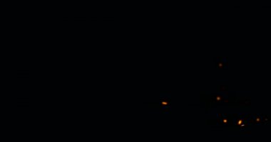 siyah arka plan, tehlike patlama kavramı üzerinde kül artış ile kamp ateşi gelen yangın sparks