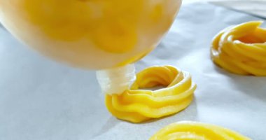 kadın zeppole St Joseph saccapoche, İtalyan geleneksel dini olay, Baba partisi ile pişirme pan adlı krem lezzetli tatlılar hazırlar, tatil geliyor