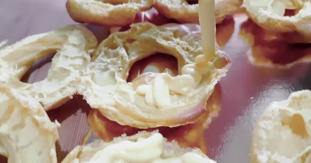 Frau Bereitet Köstliche Sahnedesserts Namens Zeppole Des Josephs Einer Backform — Stockvideo