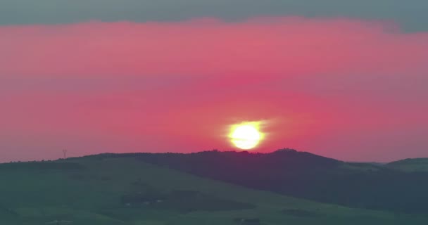 Zonsondergang Scène Met Daling Van Zon Achter Wolken Bergen Achtergrond — Stockvideo