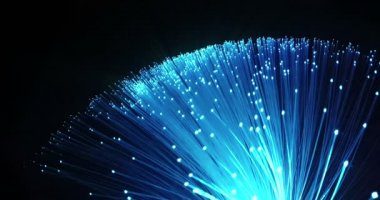 çok renkli mavi büyüyen grup ile gelen detayını fade optik lifler siyah arka plan, metin, yüksek hızlı internet bağlantısı için hızlı ışık sinyali için yer etkisi