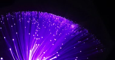 çok renkli mavi büyüyen grup ile gelen detayını fade optik lifler siyah arka plan, metin, yüksek hızlı internet bağlantısı için hızlı ışık sinyali için yer etkisi