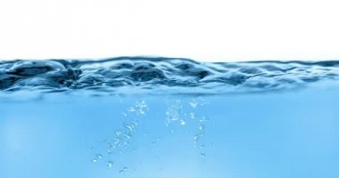 Beyaz arka plan, yavaş hareket, temiz kavramı ve saflık tankındaki kabarcıkları ile mavi dalga su