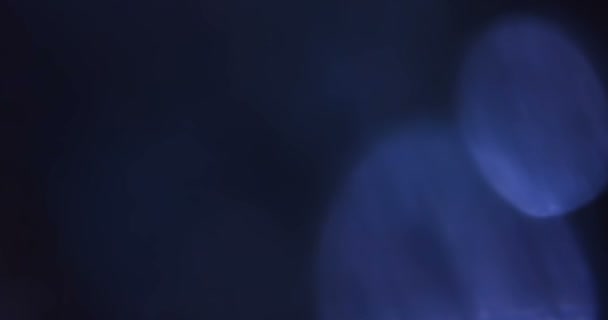 pulsations abstraites de lumière bleue et brille fond de mouvement fuites, avec effet bokeh defocus 