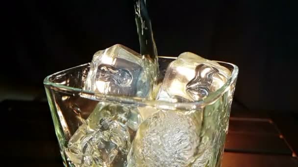 Barman Verter Whisky Vaso Con Cubitos Hielo Mesa Madera Fondo — Vídeo de stock