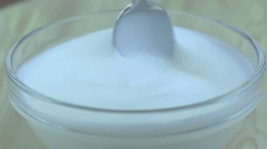 adam şeffaf Kupası'nda, INSERT sağlıklı çilek için hazır sağlıklı meyve gıda beslenme kavramı yoğurt yemek kaşığı kullanın