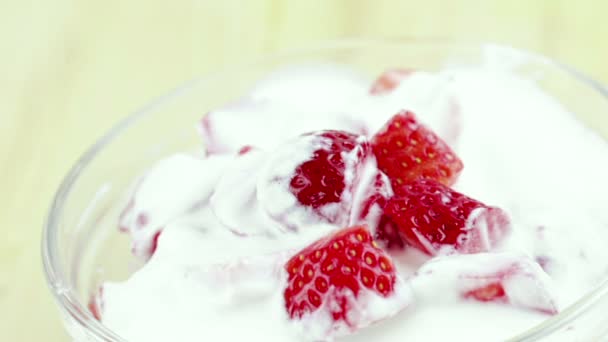 Άνθρωπος Χρησιμοποιεί Κουτάλι Για Φάτε Υγιή Φράουλες Στο Διαφανές Φλυτζάνι — Αρχείο Βίντεο