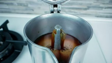 köpük kahve bir fincan kahve mocha maker Makina, kahvaltı başlangıç kavramı kullanarak ağır çekimde gidin yola çıkıp sıcak İtalyan kahvesi arabica ile eski retro kahve moka